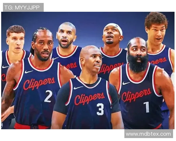 快船球员集体庆祝胜利,士气高昂 快船球员集体庆祝胜利,士气高昂